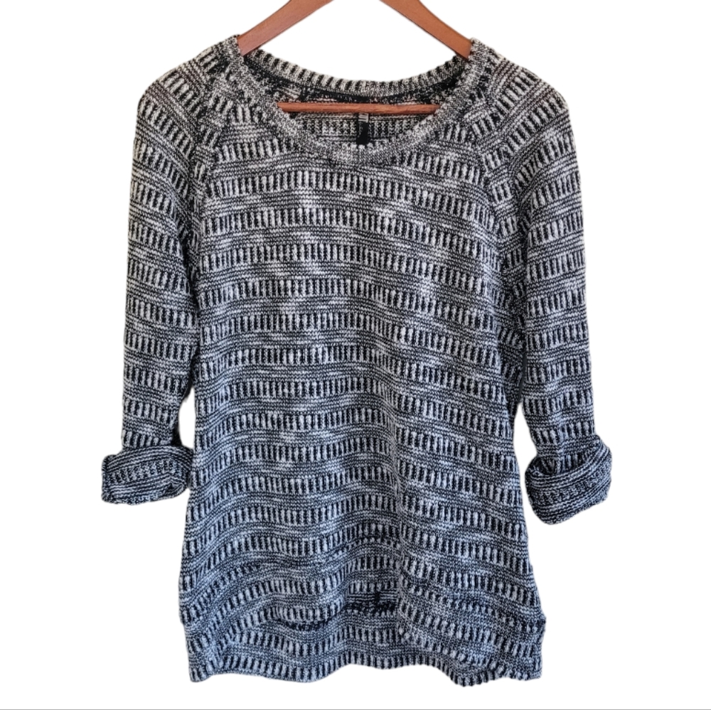 Kut from the Kloth Long Sleeve Lightweight Knit Crew Neck Sweater B&W Medium